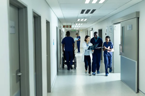 Diverse Vrouwelijke Artsen Gezondheidswerkers Discussiëren Lopen Ziekenhuisgang Kopiëren Ruimte Ziekenhuis — Stockfoto