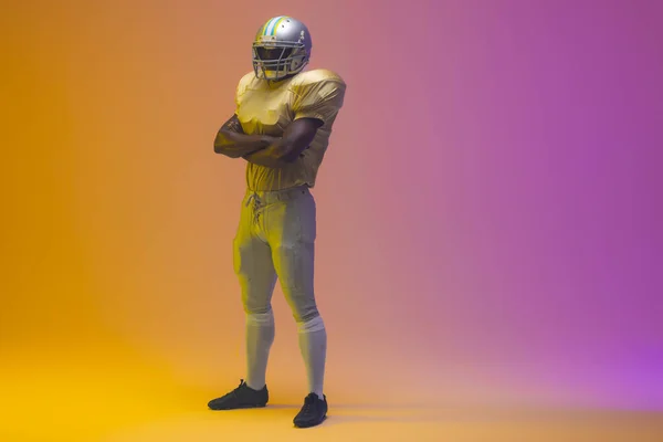 Neon Sarısı Mor Işıklı Kask Takan Afro Amerikan Erkek Futbol — Stok fotoğraf