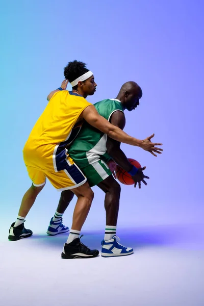 Kép Két Különböző Kosárlabda Játékos Kosárlabda Játszik Lila Kék Háttér — Stock Fotó