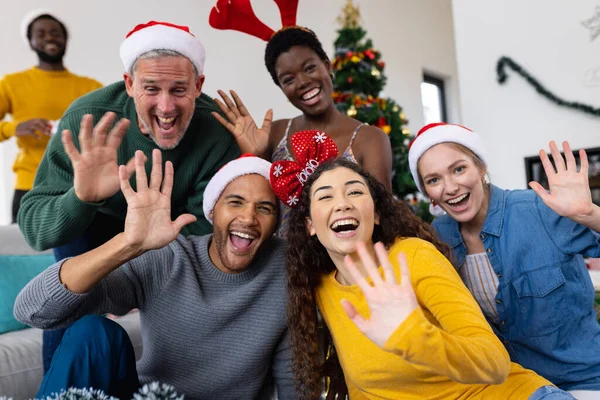 自宅でクリスマスを祝う幸せな多様な友人のイメージビデオ通話と手を振る クリスマス お祝い 包括性とライフスタイルの概念 — ストック写真