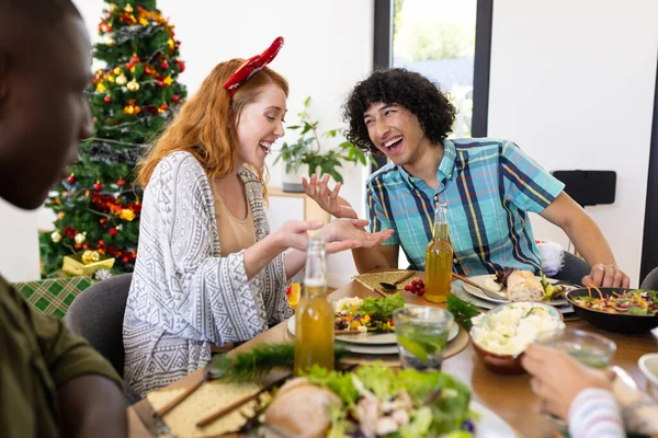Felices Amigos Diversos Sentados Mesa Cenando Navidad Navidad Celebración Amistad —  Fotos de Stock