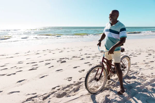 Изображение Африканского Американца Велосипеде Берегу Моря Природа Отдых Активный Образ — стоковое фото