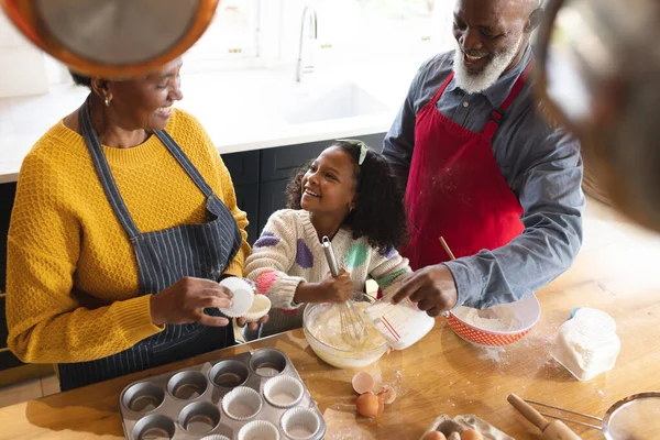 Afbeelding Van Gelukkige Afrikaanse Amerikaanse Grootouders Kleindochter Bakken Keuken Familie — Stockfoto