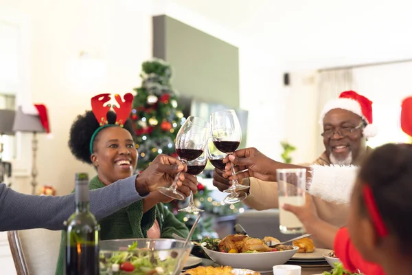 Αφρο Αμερικάνικη Οικογένεια Τρώει Χριστουγεννιάτικο Γεύμα Και Πίνει Κρασί Χριστούγεννα — Φωτογραφία Αρχείου