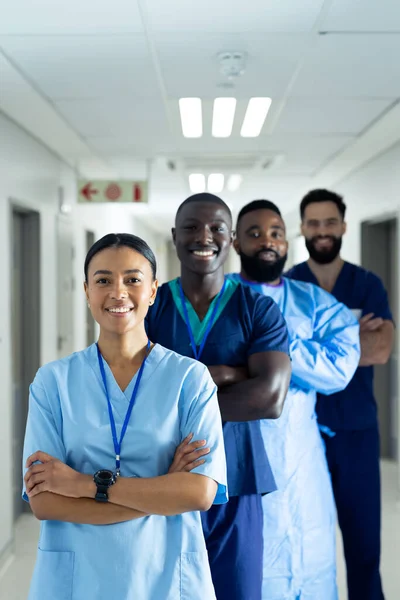 コピースペースでラインの笑顔の医療従事者の多様なグループの垂直肖像画 医療サービス — ストック写真