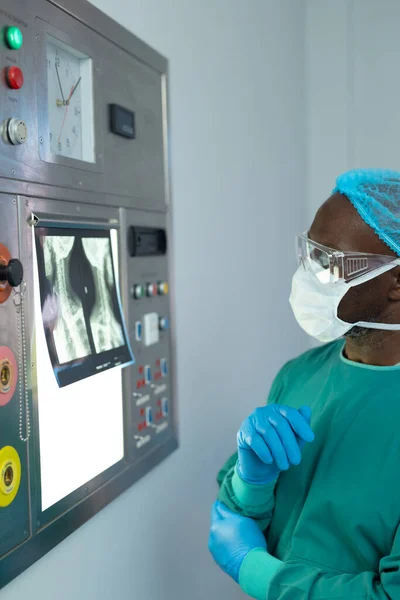 Afro Amerikan Erkek Cerrahın Dikey Hâli Ameliyathanede Röntgen Çalışıyor Kopya — Stok fotoğraf