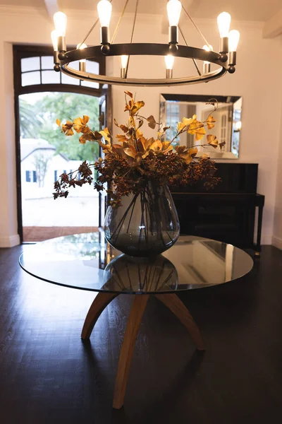 秋の葉を持つランプや花瓶を持つ家のホールのイメージ インテリアデザインのコンセプト — ストック写真