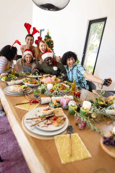 Felices Amigos Diversos Tomando Selfie Cenando Navidad Navidad Celebración Amistad —  Fotos de Stock