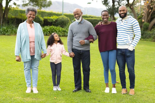 Imagen Feliz Familia Afroamericana Multi Generación Posando Juntos Aire Libre —  Fotos de Stock