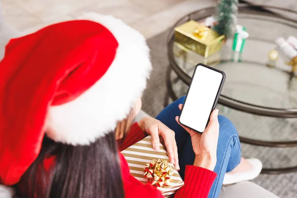 Birassische Frau Mit Weihnachtsmütze Auf Dem Sofa Wohnzimmer Sitzend Smartphone — Stockfoto