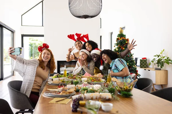 Šťastní Přátelé Kteří Berou Selfie Večeří Vánocích Vánoce Oslavy Přátelství — Stock fotografie