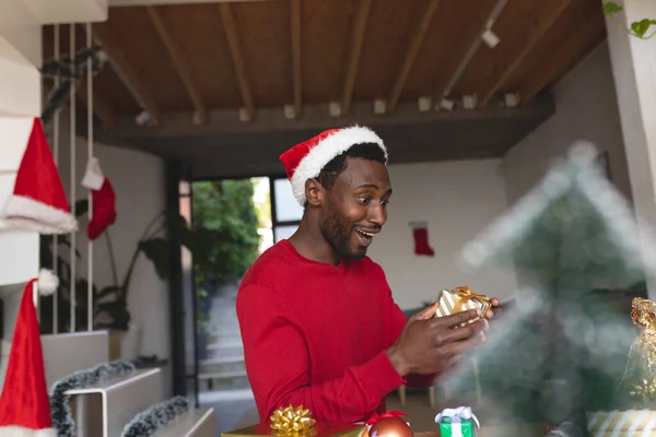 Mutlu Afro Amerikan Adam Noel Baba Şapkası Takıyor Noel Hediyelerini — Stok fotoğraf