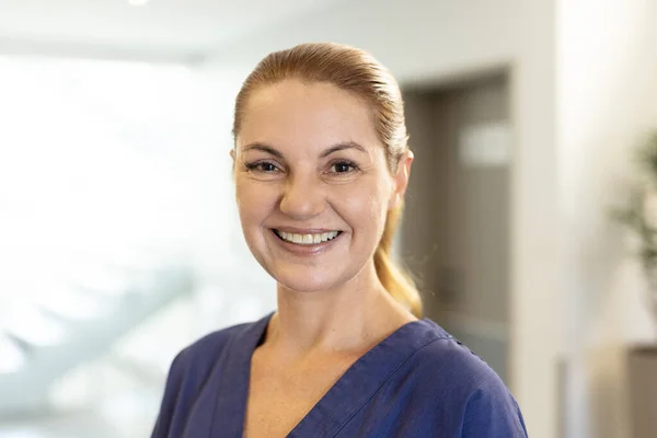 Portret Uśmiechniętej Białej Pracowniczki Opieki Zdrowotnej Korytarzu Szpitalnym Przestrzenią Kopiowania — Zdjęcie stockowe