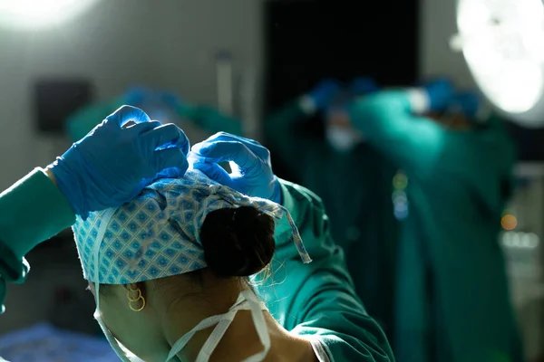 Achteraanzicht Van Biraciale Vrouwelijke Chirurg Handschoenen Cap Koppelende Masker Het — Stockfoto