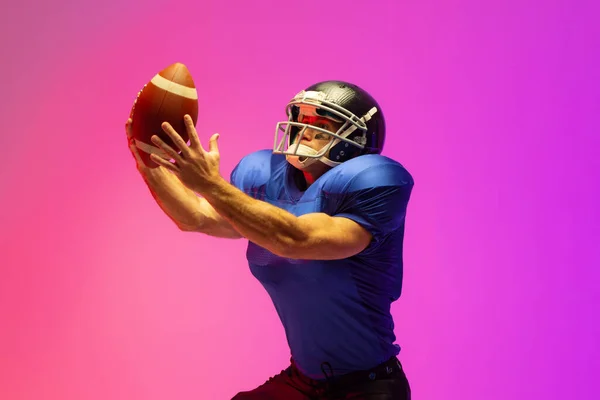 Kafkas Erkek Amerikan Futbolcu Neon Işıklı Topu Tutuyor Spor Hareket — Stok fotoğraf