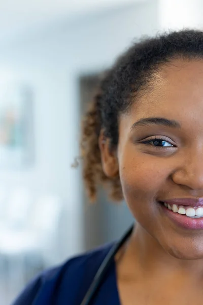 Vertikala Hälften Ansikte Porträtt Leende Afrikansk Amerikansk Kvinnlig Läkare Korridoren — Stockfoto