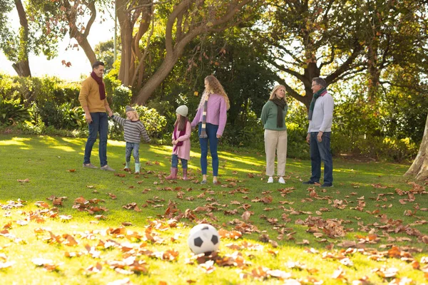秋の庭で幸せな多世代の白人家族の支出時間のイメージ 家族と一緒に質の高い時間を過ごすコンセプト — ストック写真