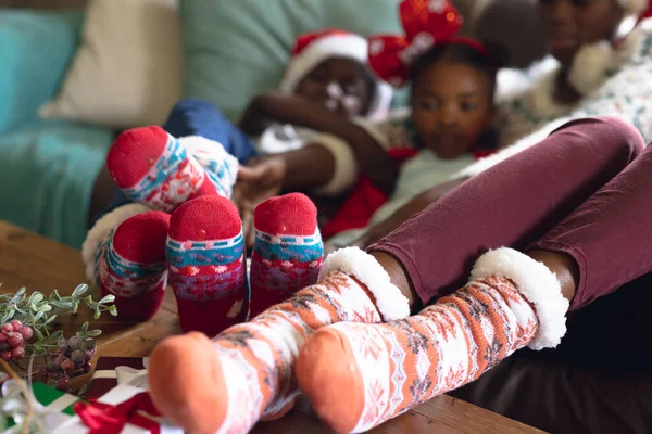Afroamerikansk Familj Spenderar Tid Tillsammans Och Sitter Soffan Jul Familjetid — Stockfoto