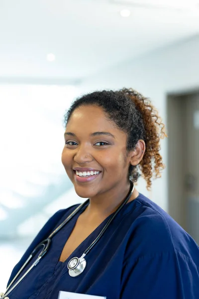 Verticaal Portret Van Lachende Afro Amerikaanse Vrouwelijke Dokter Ziekenhuisgang Met — Stockfoto
