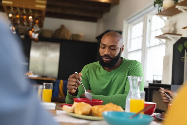 Imagem Homem Afro Americano Tomando Café Manhã Com Família Família — Fotografia de Stock