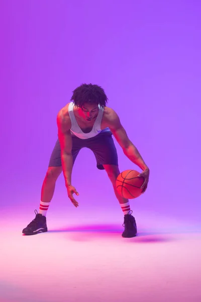 Afbeelding Van Biracial Basketballer Met Basketbal Neon Paarse Achtergrond Concept — Stockfoto