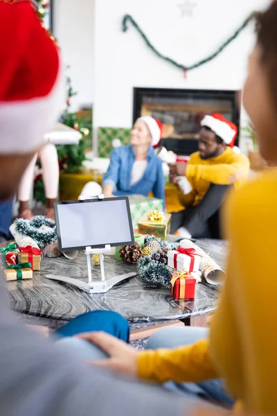 クリスマスを祝う幸せな友人の垂直画像タブレットのビデオ通話 画面上のコピースペースを作る クリスマス お祝い 包括性とライフスタイルの概念 — ストック写真
