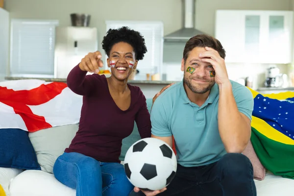 Obrázek Šťastné Rozmanité Dvojice Jásající Vlajkou Anglie Brazílie Fotbal Sport — Stock fotografie
