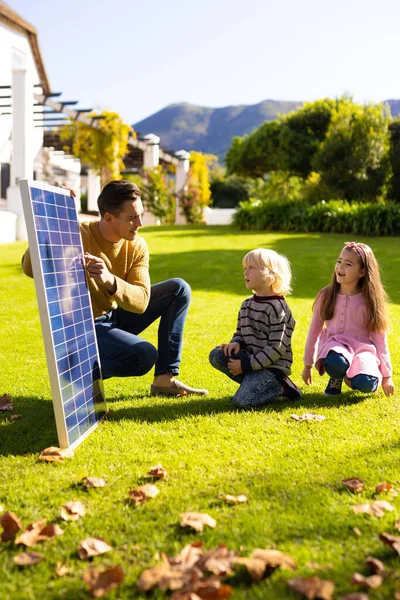 Vertikales Bild Eines Kaukasischen Vaters Der Kindern Solarzellen Zeigt Familie — Stockfoto