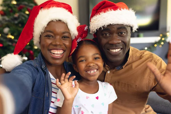 Счастливая Африканская Американская Семья Проводит Время Вместе Сидя Диване Рождество — стоковое фото