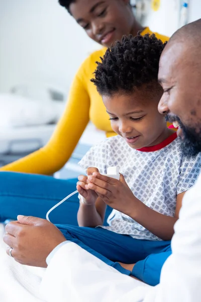 非洲裔美国男性医生的垂直显示吸入剂对男孩病人 与母亲 医疗和保健服务 — 图库照片