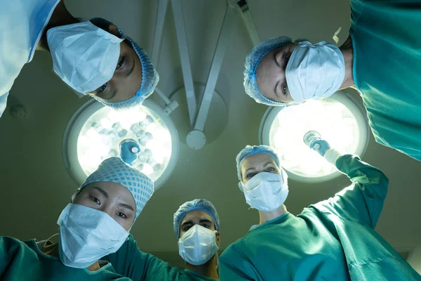 Paciente Pov Diverso Grupo Cirujanos Femeninos Masculinos Quirófano Durante Cirugía —  Fotos de Stock