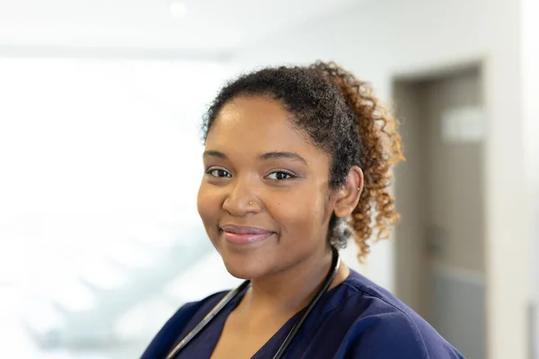 Porträt Einer Lächelnden Afrikanisch Amerikanischen Ärztin Krankenhausflur Mit Kopierraum Krankenhaus — Stockfoto