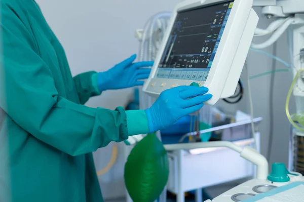 Mitten Kirurgens Handskar Som Hanterar Datoriserad Medicinsk Utrustning Operationssalen Sjukhusvård — Stockfoto