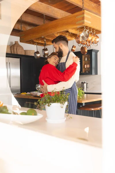 Glückliches Kaukasisches Paar Das Der Küche Lächelt Und Sich Umarmt — Stockfoto