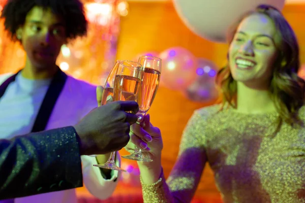 3人の幸せ 多様な男性と女性の友人がナイトクラブでシャンパンのグラスで乾杯します 楽しさ 飲み物 包括性とパーティーのコンセプト — ストック写真