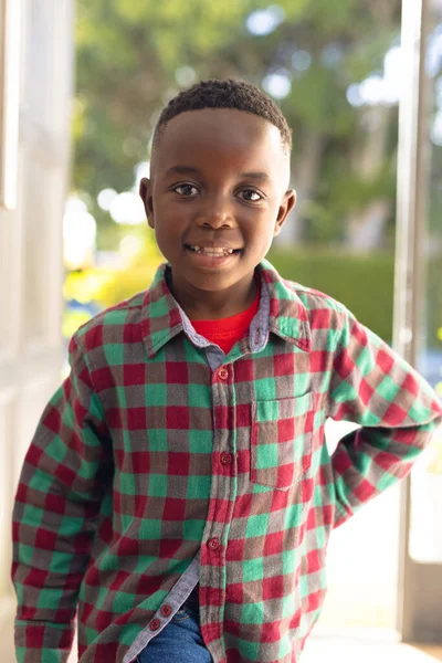 Pionowe Zdjęcie Szczęśliwego Afrykańskiego Chłopca Witającego Kogoś Przed Domem Spędzanie — Zdjęcie stockowe