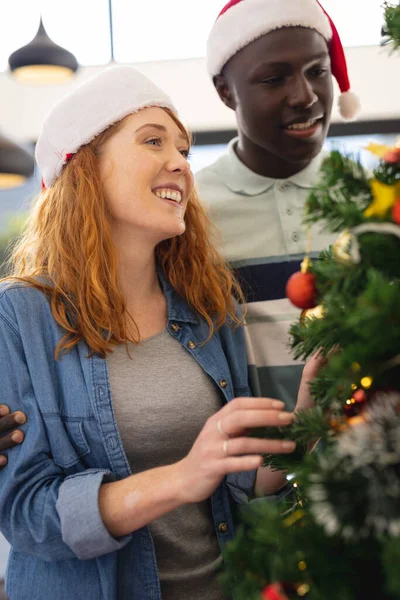 Glückliche Freunde Mit Weihnachtsmützen Schmücken Den Weihnachtsbaum Weihnachten Fest Freundschaft — Stockfoto