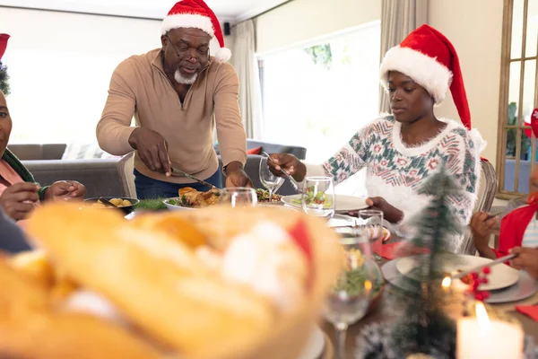 Χαρούμενη Αφροαμερικάνικη Οικογένεια Που Περνάει Χρόνο Μαζί Και Τρώει Χριστουγεννιάτικο — Φωτογραφία Αρχείου