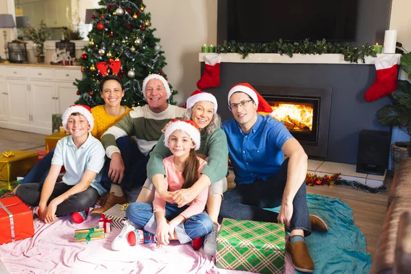 Καυκάσια Οικογένεια Περνούν Χρόνο Μαζί Και Κάθονται Δίπλα Στο Χριστουγεννιάτικο — Φωτογραφία Αρχείου