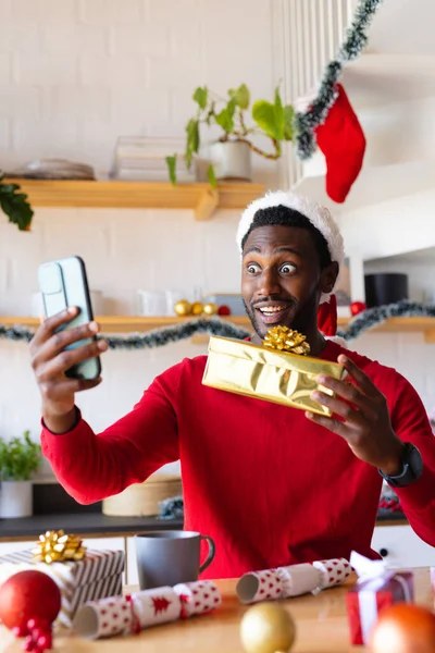 Glad Afrikansk Man Tomteluva Med Smartphone För Videosamtal Tillbringa Kvalitetstid — Stockfoto
