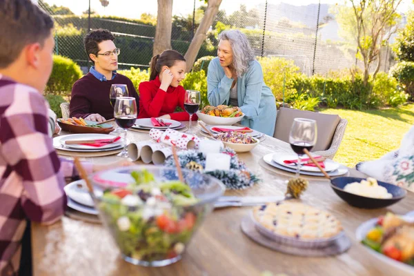 Feliz Familia Caucásica Sentada Mesa Cenando Juntos Soleado Jardín Pasar —  Fotos de Stock