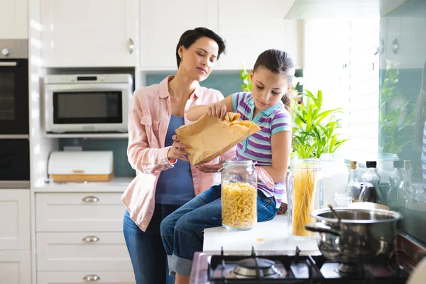 Kafkas Anne Kızı Modern Mutfakta Birlikte Alışveriş Çantalarını Boşaltıyorlar Evde — Stok fotoğraf