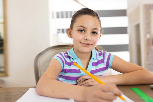 Щаслива Біла Дівчина Вчиться Робить Нотатки Блокноті Вітальні Домашня Освіта — стокове фото