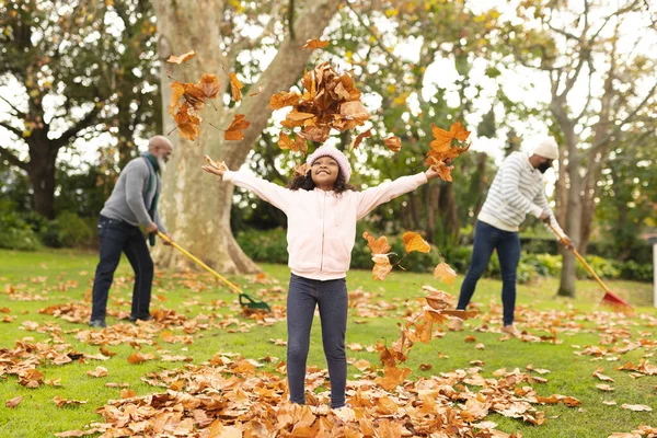 一个快乐的非洲裔美国多代家庭在秋天的花园里玩得很开心的形象 家庭与共同度过美好时光的概念 — 图库照片