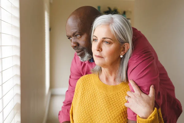 Nachdenkliches Trauriges Seniorenpaar Das Sich Umarmt Und Hause Wegsieht Ruhestand — Stockfoto