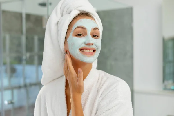 Retrato Mulher Caucasiana Feliz Vestindo Roupão Aplicando Máscara Beleza Banheiro — Fotografia de Stock