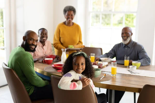 幸せな多世代のアフリカ系アメリカ人の家族が一緒に朝食を食べているイメージ 家族と一緒に質の高い時間を過ごすコンセプト — ストック写真
