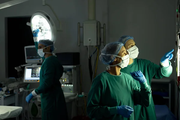 Két Különböző Női Sebész Beszélget Röntgenről Műtőben Kollégával Háttérben Kórházi — Stock Fotó