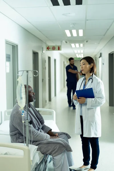 Asijská Doktorka Starší Africký Americký Pacient Mluví Chodbě Nemocnice Nemocniční — Stock fotografie