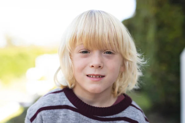 Kameraya Gülümseyen Mutlu Beyaz Çocuk Görüntüsü Yaşam Tarzı Çocukluk Açık — Stok fotoğraf